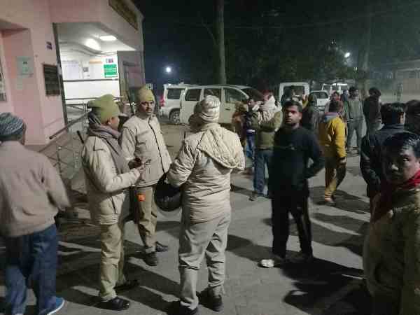 चार युवकों को लगी गोली चार युवकों को लगी गोली