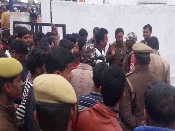 लोगों ने किया थाने का घेराव