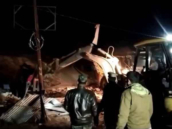 4 dead after an explosion in a cracker factory in Banda