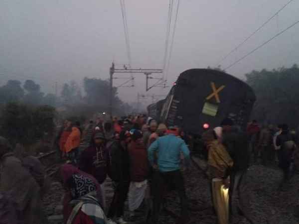 seemanchal express derailed in vaishali see pictures 
