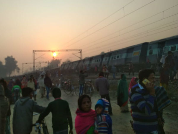 seemanchal express derailed in vaishali see pictures 