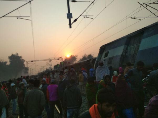 seemanchal express derailed in vaishali see pictures 