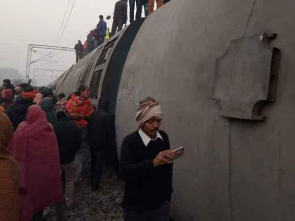 seemanchal express derailed in vaishali see pictures 