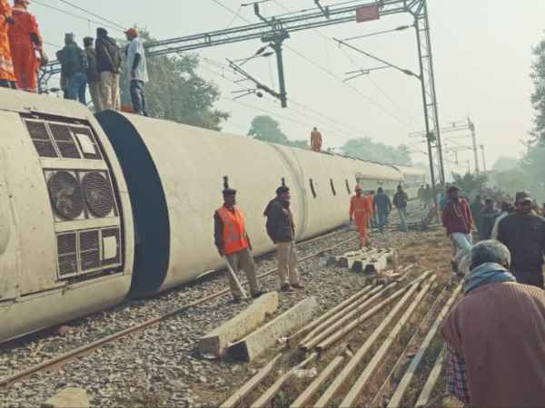 seemanchal express derailed in vaishali see pictures 