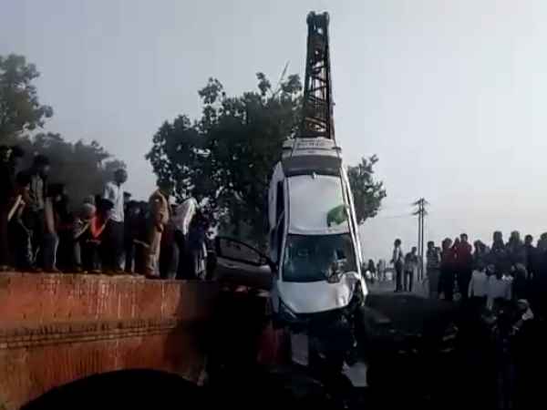 Bulandshahr: 5 people dead, 3 seriously injured after a car hit two pedestrians and fell into a canal Bulandshahr: 5 people dead, 3 seriously injured after a car hit two pedestrians and fell into a canal