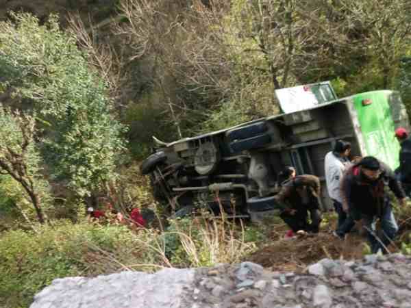 many injured after bus fell into deep ditch in shimla
