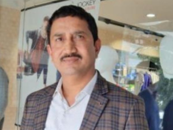 tak tak gang steal five lakh rupees from mercedes car in ghaziabad tak tak gang steal five lakh rupees from mercedes car in ghaziabad