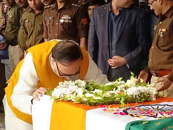 मां को नहीं पता बेटा हो गया शहीद