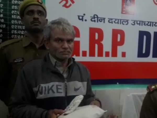 चेकिंग के डर से प्लेटफॉर्म पर ही घूम रहा था तस्कर