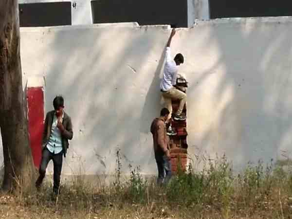 नकल के लिए 20 फीट ऊंची दीवार पर चढ़े