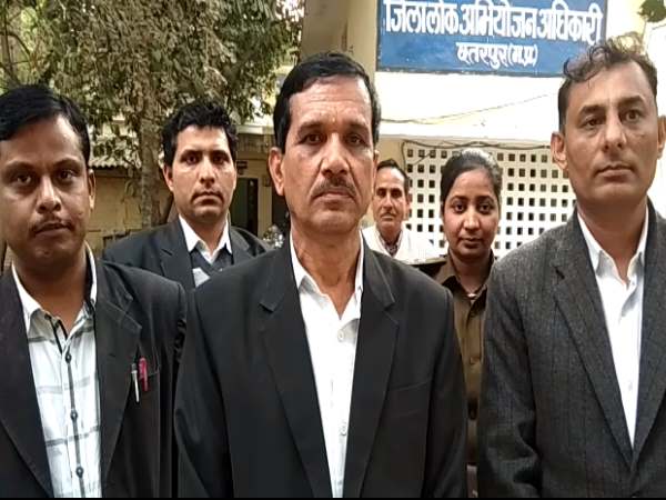 मौके पर चश्मा व शर्ट का बटन टूटा पड़ा मिला