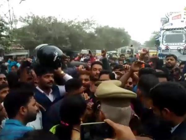 दबंगों ने पीटना शुरू कर दिया