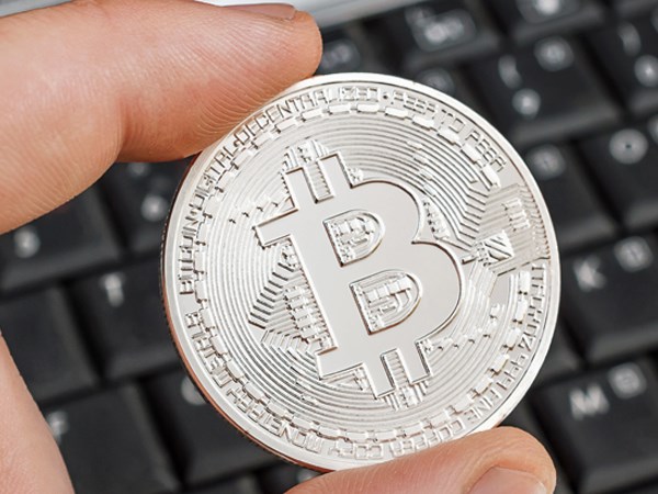 डिजिटल करेंसी को कोल्ड वॉलेट नाम के ऑफलाइन अकाउंट में रखती है