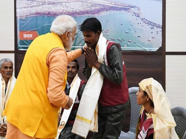 पीएम मोदी ने सफाईकर्मियों को सम्मानित किया