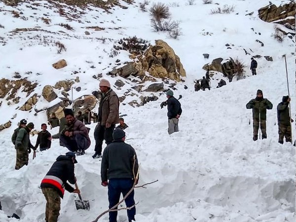 पांच जवान लापता