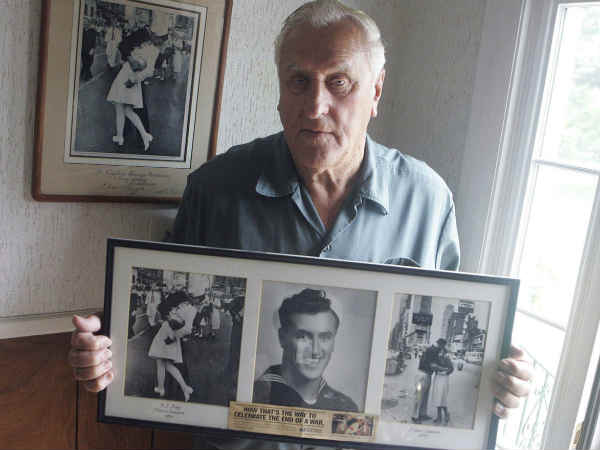 आज भी कपल इस पोज में अपने प्‍यार का इजहार करना चाहते हैं