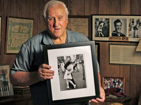 जॉर्ज युद्ध के दौरान एक विध्वंसक पर तैनात थे