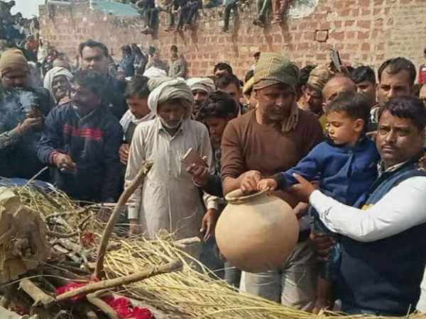 तीन साल के बेटे ने दी मुखाग्नि, कोई नहीं रोक पाया आंसू 