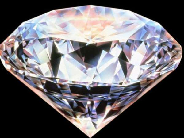 हीरे के सेट की एक जोड़ी मुगल एटेलियर को भी दर्शाती है