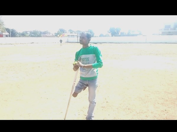 बैसाखी के सहारे किया अभ्यास