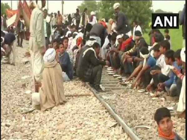 पटरियों पर बैठे हैं गुर्जर समुदाय के लोग