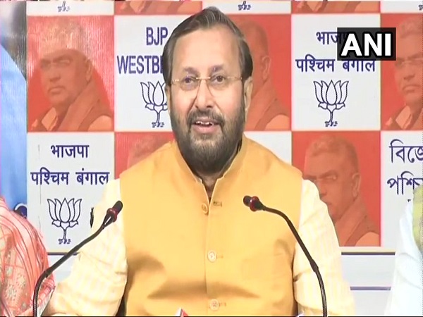 बीजेपी ने पूछा- किसको बचाना चाहती हैं ममता बनर्जी?