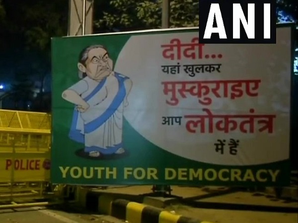 'दीदी, यहां खुलकर मुस्कुराइए, आप लोकतंत्र में हैं।'