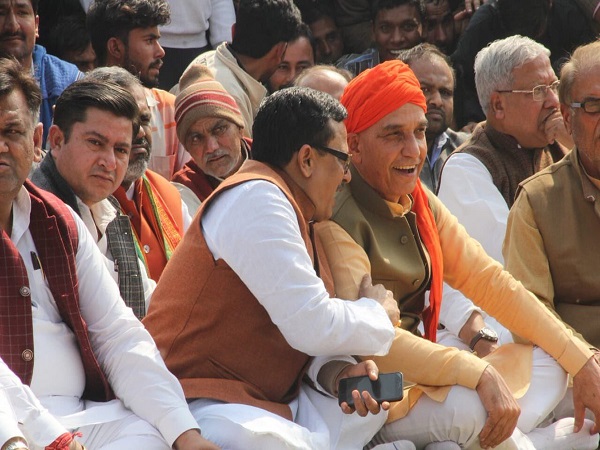 जूते पहनकर पहुंचे भाजपा मंत्री जूते पहनकर पहुंचे भाजपा मंत्री