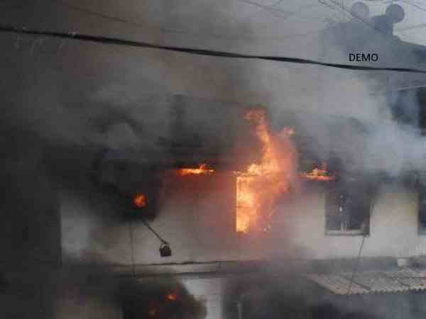 घर में केरोसिन छिड़कर आग लगाई