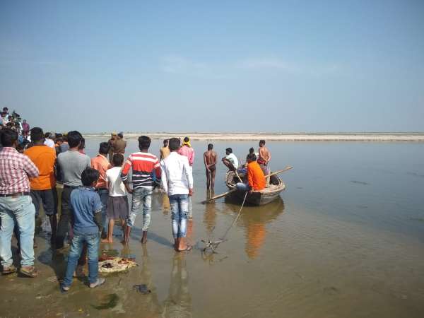 गंगा स्नान करते समय डूबे दो बच्चे