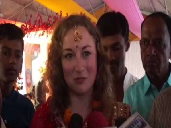 लंदन में शुरू हुई लव स्टोरी लंदन में शुरू हुई लव स्टोरी