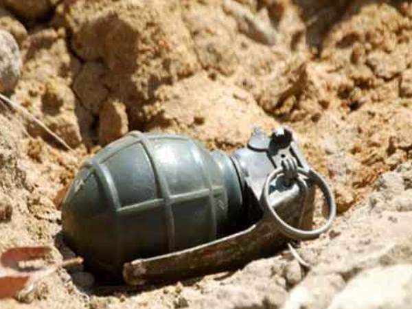 ग्रेनेड का पीतल निकाल मार्केट में बेचते हैं लोग ग्रेनेड का पीतल निकाल मार्केट में बेचते हैं लोग