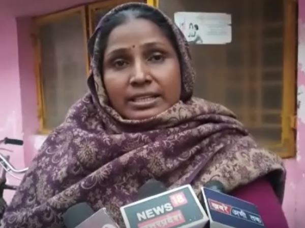 घर में खाना बना रही थी मां घर में खाना बना रही थी मां