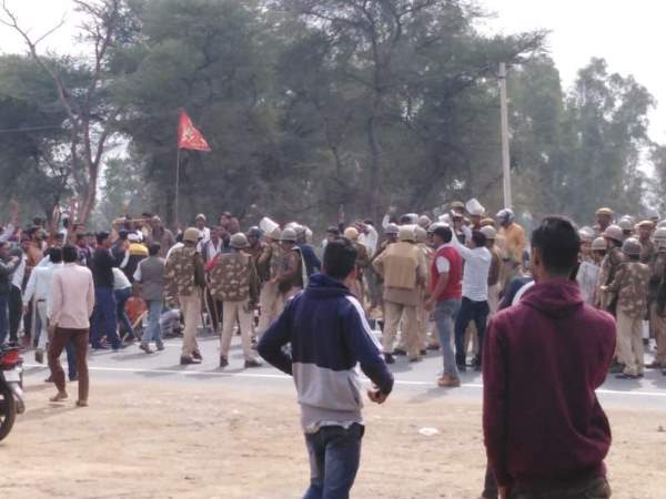 Gurjar andolan protesters jam sikar jaipur highway in palsana