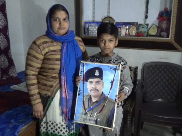 टीवी पर देखकर मिलने की हुई जिज्ञासा टीवी पर देखकर मिलने की हुई जिज्ञासा