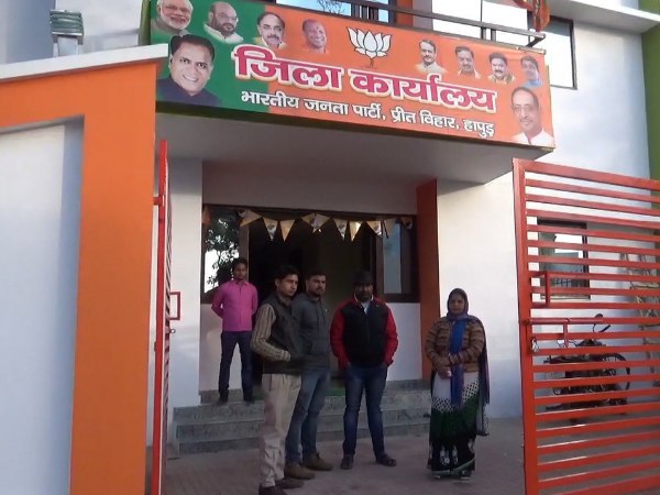 शहीद पति की मूर्ति का करें अनावरण शहीद पति की मूर्ति का करें अनावरण