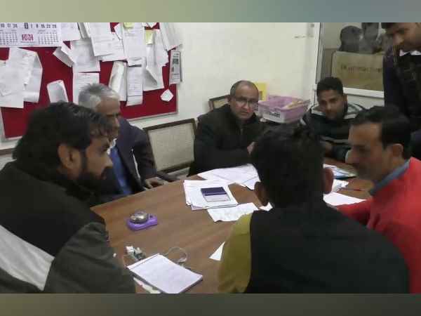 पुलिस ने नकल के उपकरण किए सील