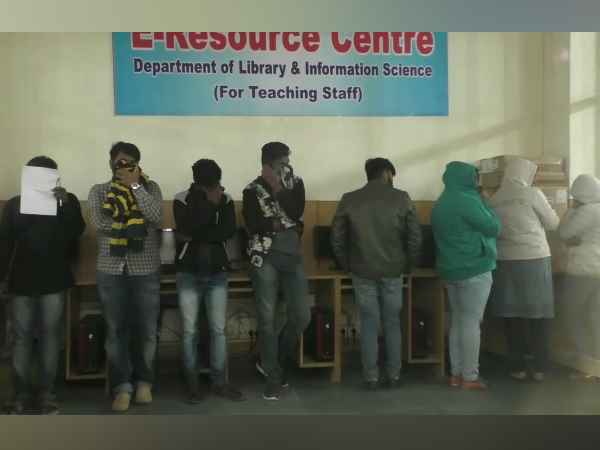 कान में डिवाइस लगाकर कर रहे थे नकल