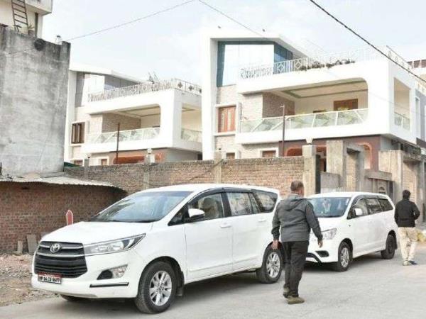 सोशल मीडिया में वायरल हो रही तस्वीरें