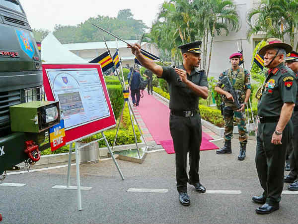 अक्‍सर सफर करते हैं ऑफिसर्स 