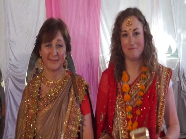भारतीय संस्कृति से प्रभावित हुई दुल्हन भारतीय संस्कृति से प्रभावित हुई दुल्हन