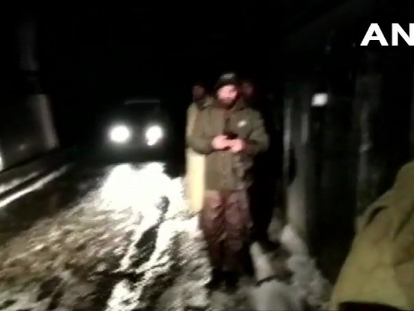 10 cops trapped after avalanche hits police post near Jawahar Tunnel in jammu kashmir 10 cops trapped after avalanche hits police post near Jawahar Tunnel in jammu kashmir