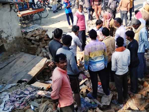 speeding truck rammed house in jaunpur three died
