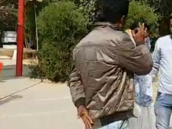 कॉलेज में नहीं हुई सुनवायी तो पुलिस से की शिकायत