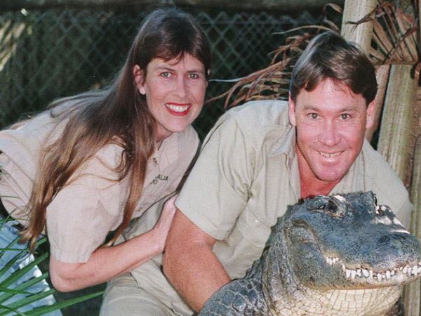 हनीमून पर भी पत्नी संग पकड़े मगरमच्छ