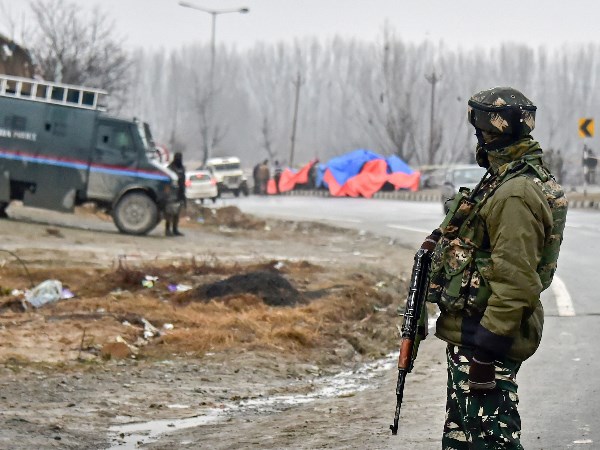 'सभी जवानों को बख्तरबंद वाहन में ले जाना संभव नहीं था'