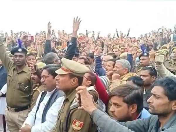 लोगों ने लगाये भारत माता की जय के नारे