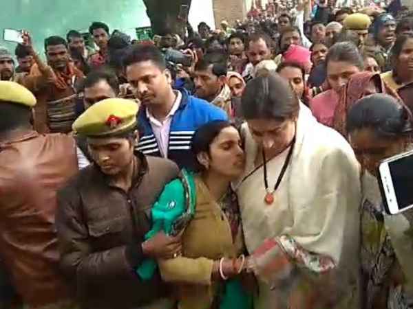 अंतिम दर्शन के बाद दी गई सलामी