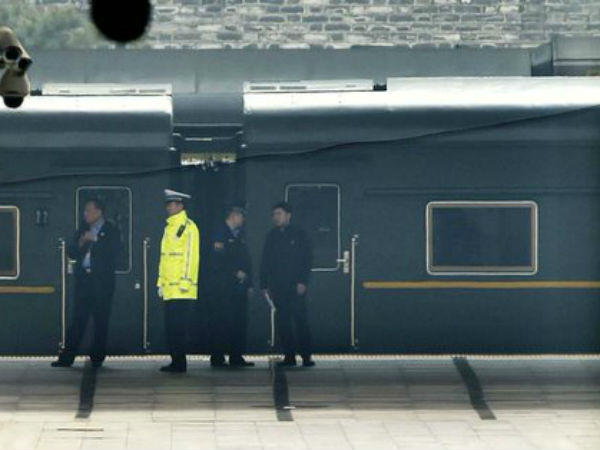 हर तरह की शराब और लड़कियां भी ट्रेन में