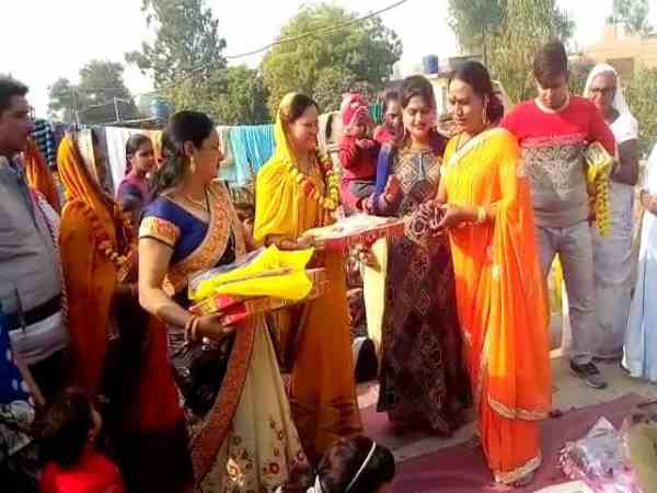 लड़की को भात पहनाने पहुंचे किन्नर